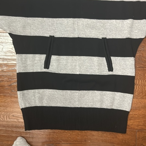 Tory Burch 100% wool tunic Black and Gray Striped tunic Sweater - Picture 2 of 5